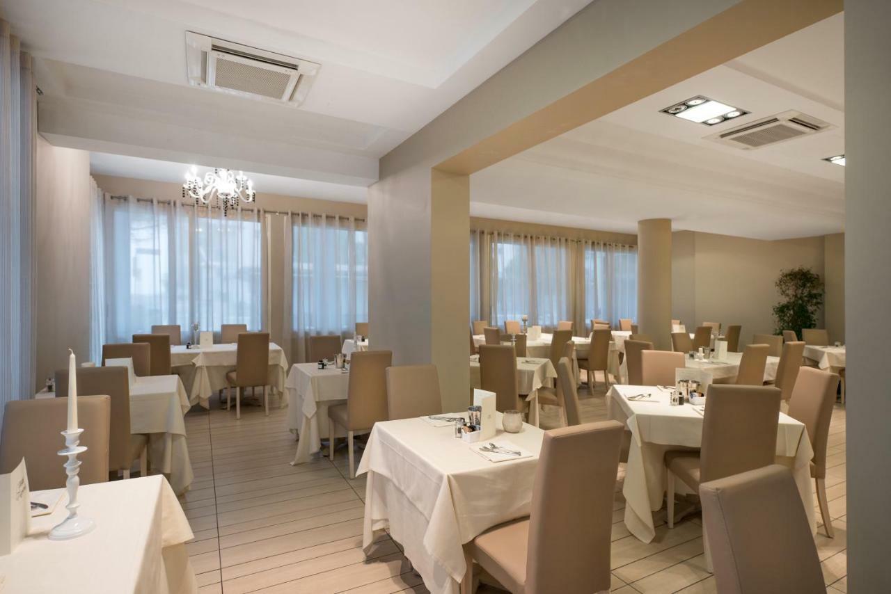 Hotel Fiamma Cesenatico Exteriör bild